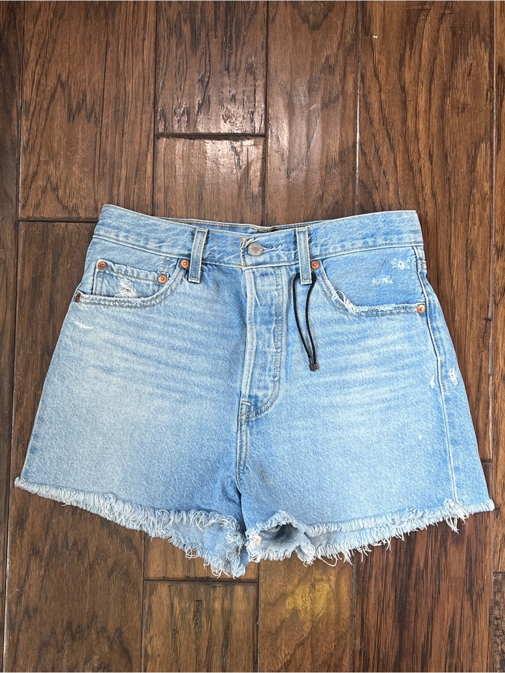 Levi’s Premium Ribcage Denim Cutoff Shorts NWOT Light Wash Distressed 28